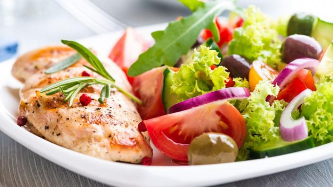 Vegetable salad and fish in a protein diet