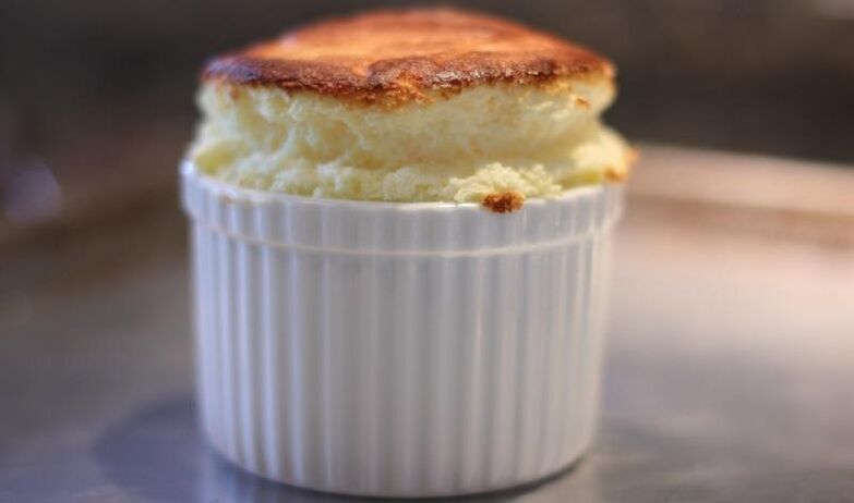 Cheese and apple soufflé is a dessert in the diet of pancreatitis