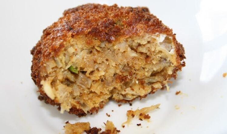 Fish cakes are prepared very simply and are suitable for pancreatitis diet. 